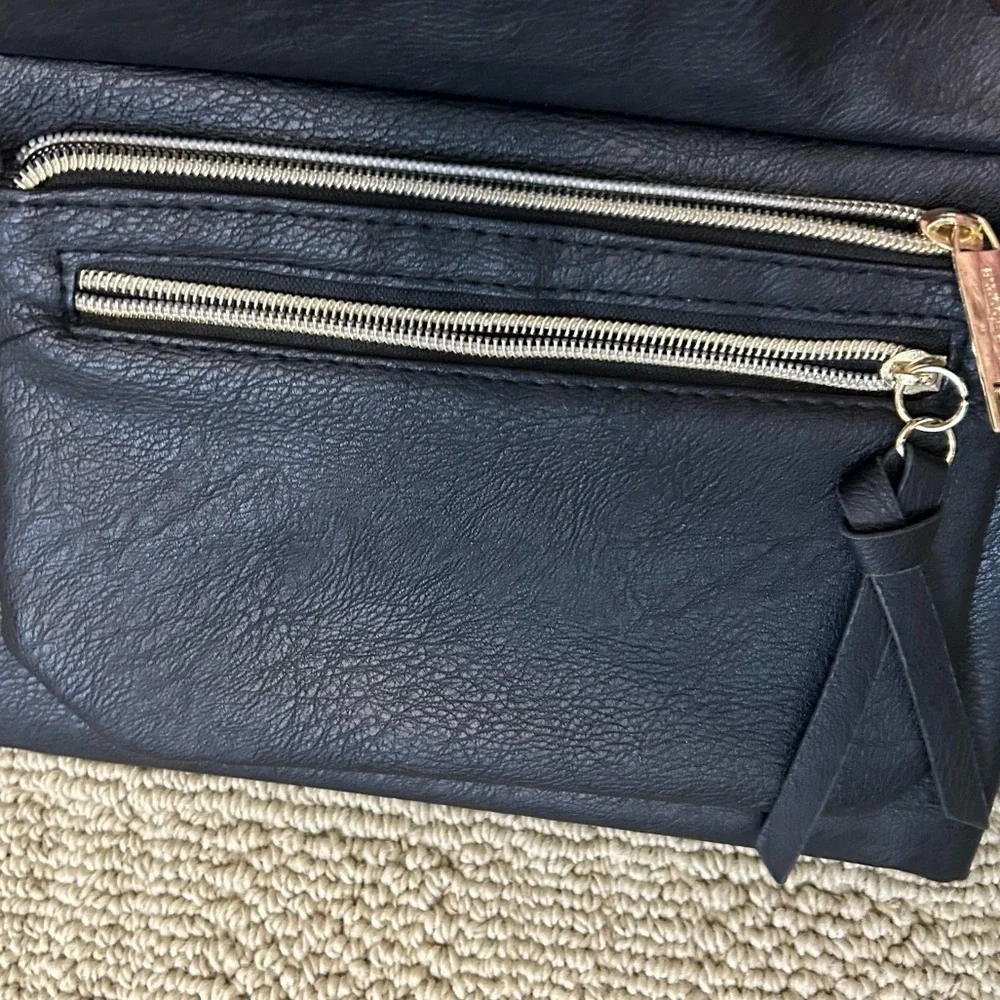 Liz Claiborne Black Charging Wrislet Clutch w/ built in power bank - Picture 6 of 9